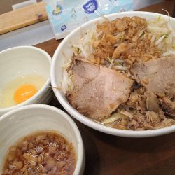 豚骨ラーメン中豚２枚＋生卵＋ピリ辛アブラ