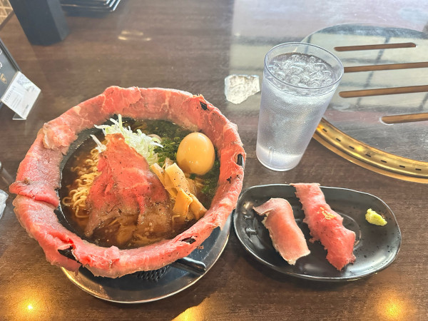 「極ローストビーフ拉麺味玉トッピングと肉寿司２貫」@麺処 LAMBORBEEFの写真