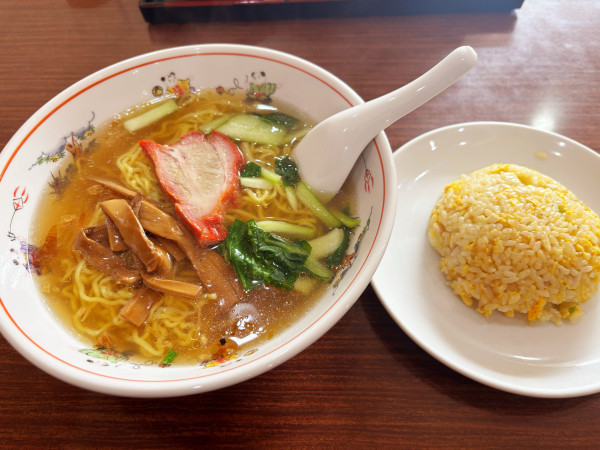 「ラーメン　半チャーハンセット　1050円」@華林の写真