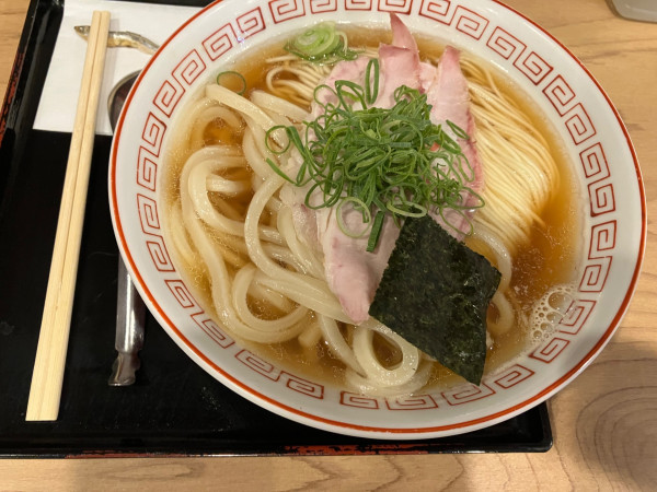 「極上煮干し1番出汁らーめんうどんあいもり（1360円）」@瀬戸内食堂 ねいろ屋の写真