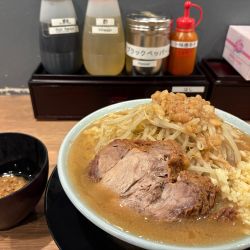 ラーメン300gにんにくマシ、アブラマシ(別皿)1050円