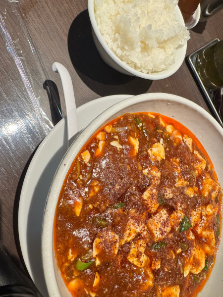 「麻婆麺1400円とライス200円」@むぎとオリーブ×蝋燭屋 成田空港店の写真