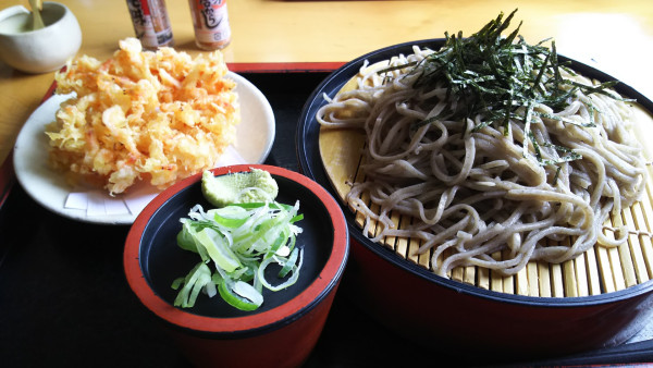 「ざるそば、生桜海老のかき揚げ」@手打ちそば おんたけの写真