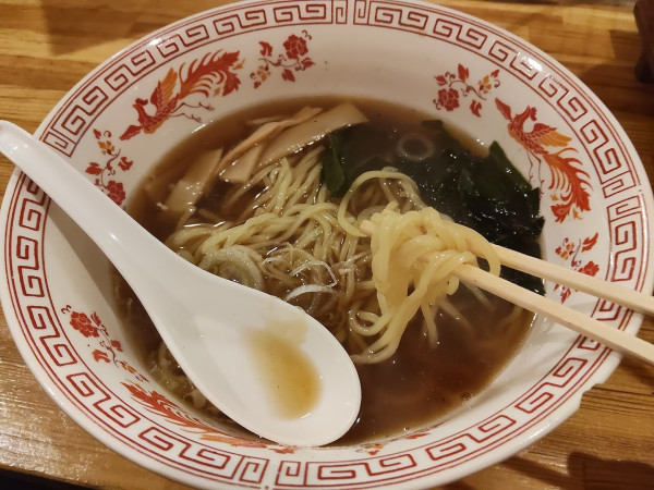 「醤油ラーメン(590)」@内臓卸直営 ホルモン保坂の写真