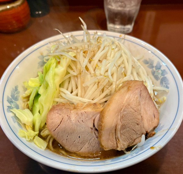 「らーめん（麺硬め、野菜増し、脂多め、味濃いめ）」@らーめん陸の写真