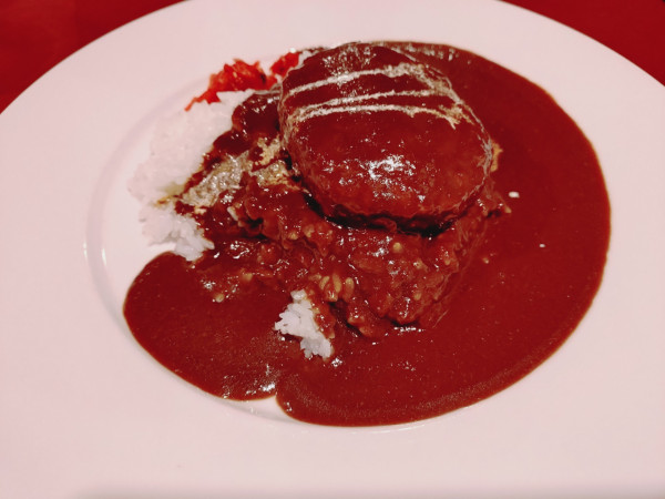 「ハンバーグカレー　１０００円　※」@サラダニース 西新宿 4丁目店の写真