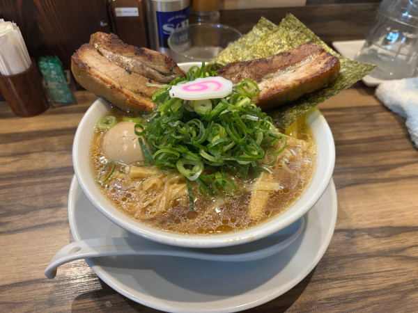 「焼豚中華そば全部のせ 1350円」@焼豚中華そば 啜るの写真