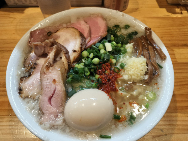 「特製背脂らーめん 塩 麺大盛り」@麺道 六善の写真