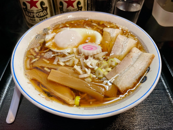 「サッポロ赤星２本＋メンマ皿→ ラーメン 半熟卵」@中華そば 下連雀の写真
