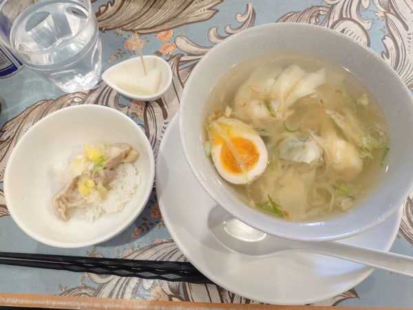 「雲呑三種ワンタン乗せ麺ハーフ(３個入り)750円」@香港彭記雲呑専門店の写真