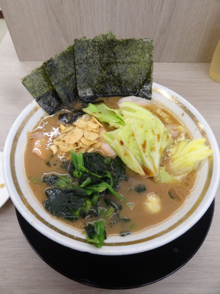 「ラーメン900円硬濃」@王道家直伝 との丸家 越谷店の写真