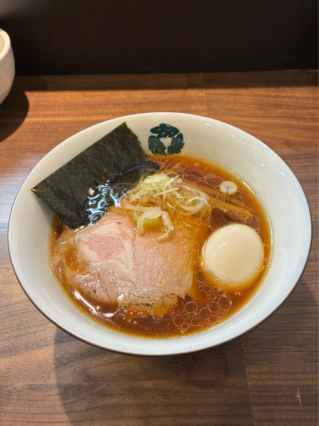 「醤油らぁめん（味付け玉子、ちゃーしゅー）@1450」@らぁめんかじの葉の写真