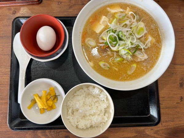 「たまかけ豚汁らーめん朝食(550-30-50=470¥)」@北海道らぁめん伝丸 6号ひたちなか田彦店の写真