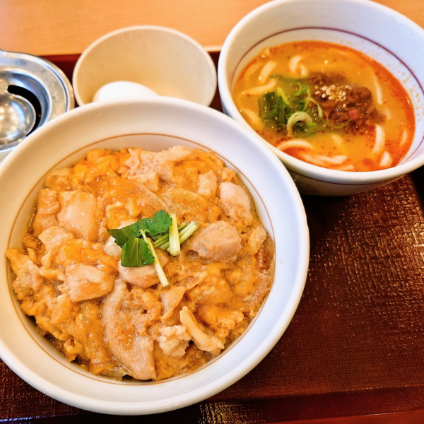 「とろたま親子丼＋担々うどん小」@なか卯 北本中丸店の写真