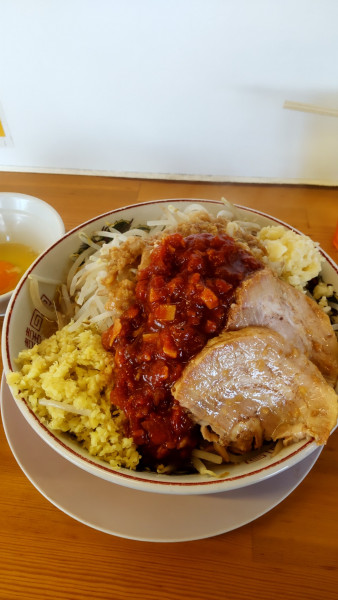 「ミニラーメンと生たまご」@ガッツリラーメンいち豚 郡山金屋店の写真