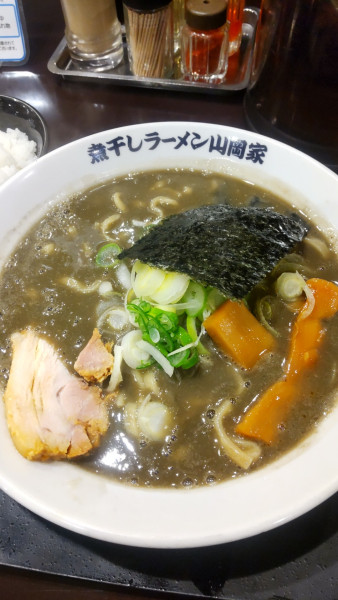 「極濃煮干し豚骨ラーメンと小ライス」@煮干しラーメン山岡家 荒川沖店の写真