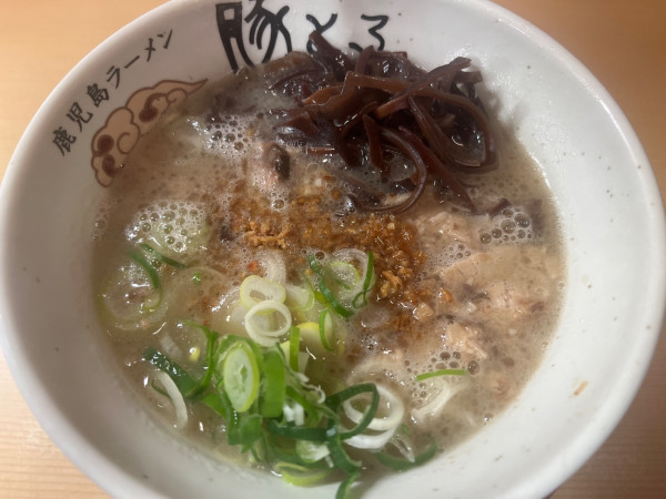 「豚とろラーメン 小」@鹿児島ラーメン 豚とろ 鹿児島中央駅前店の写真