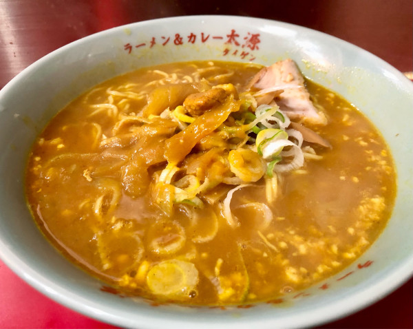 「ニンニクカレーラーメン1100円　大盛り100円」@太源の写真