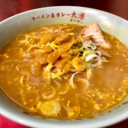 ニンニクカレーラーメン1100円　大盛り100円