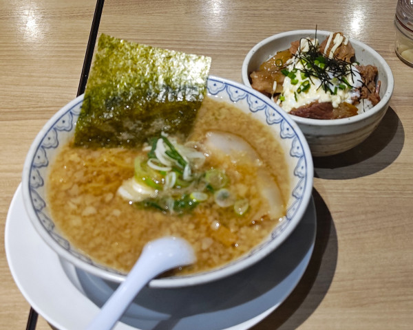 「ばんから+角煮丼」@東京豚骨拉麺ばんから 亀戸店の写真
