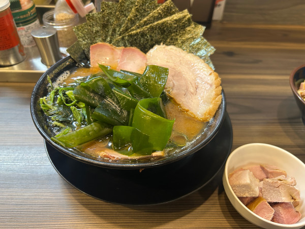 「チャーシューメン　のり　生ワカメ　コロチャー　サービス　バラ　カ」@家系ラーメン がくの写真
