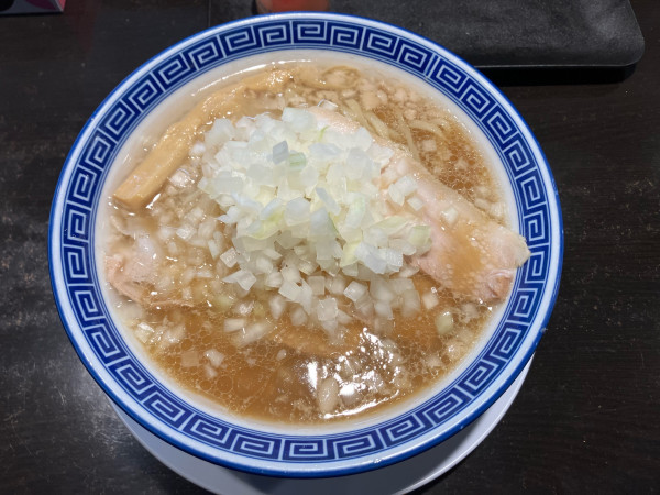 「背脂中華 玉ねぎ(麺大盛り) 1100円」@新潟発祥 なおじ 糀谷店の写真