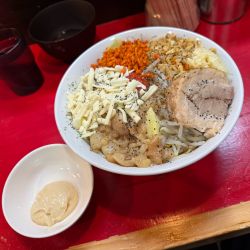 汁なし「コール」 ヤサイ、ニンニク、アブラ、辛揚げ、ガリマヨ別皿