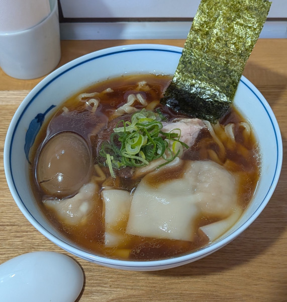 「醤油らーめん＋味玉＋ワンタン」@らーめん亭 ひなり竜王の写真