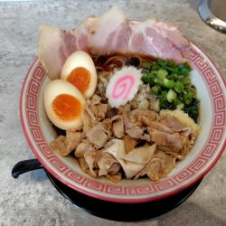 味玉ラーメン1030円、生卵50円