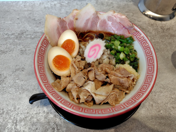「味玉ラーメン1030円、生卵50円」@鳥取牛骨スタミナラーメン BULLKACCHON 本店の写真