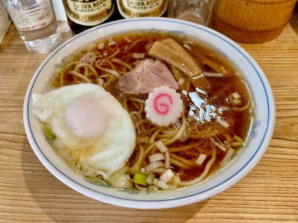 「サッポロ赤星２本＋メンマ皿＋青菜皿→ らーめん 半熟玉子」@らーめん 高尾の写真