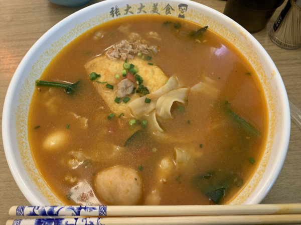「麻辣湯（トマトスープ・刀削麺）」@張大大 金湯麻辣湯の写真