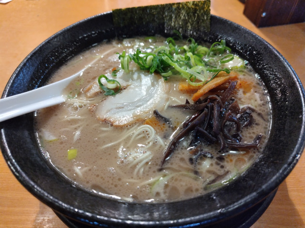 「らーめん　※バリバリ　＋替玉（一回無料）　※こなおとし」@九州らーめん 學金の写真