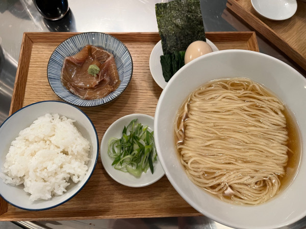 「煮干しそばとごはん＋カンパチ漬け刺し＋特製に変更」@都電テーブル 東尾久三丁目店の写真