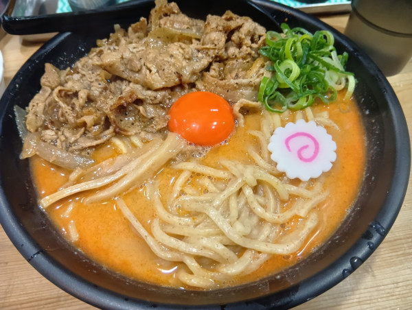 「旨辛肉玉そば大盛　肉増し　月曜限定肉増し　ライス」@肉玉そばおとど 新宿2丁目店の写真