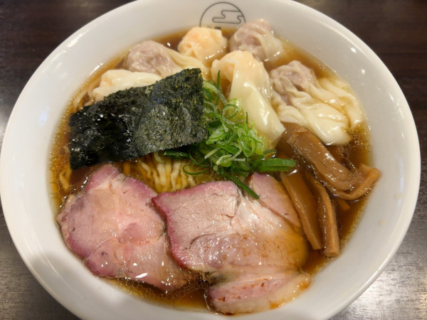 「特製ワンタン麺 黒だし (平打ち変更)」@八雲の写真