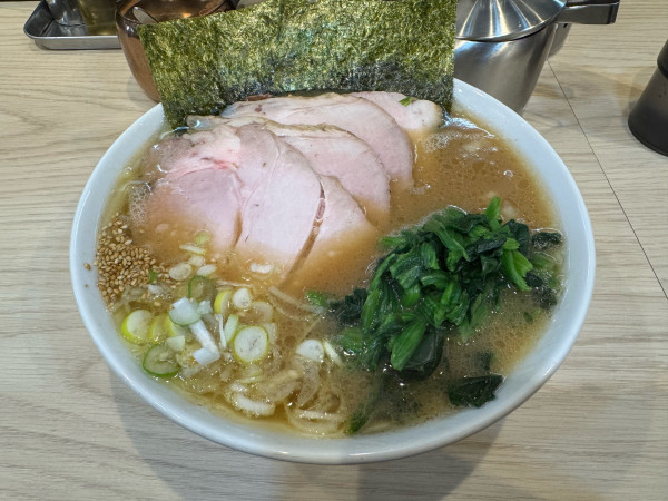 「ラーメン+焼き豚チャーシュー(3枚)」@新家系ラーメン気骨家の写真