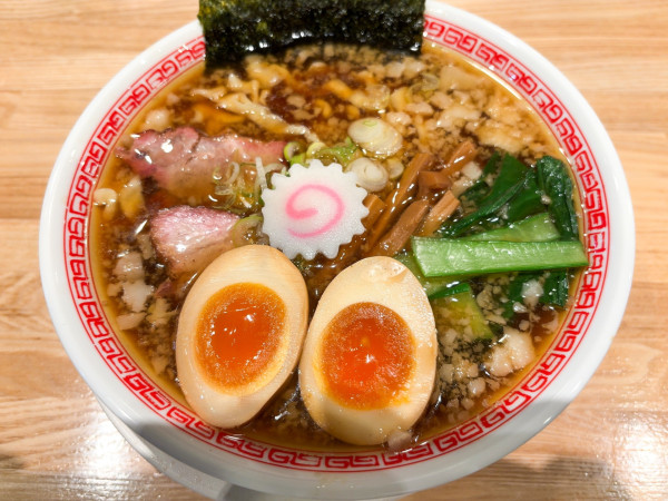「味玉中華そば 醤油 (太麺変更+アブラ増し)」@麺や みかんの写真