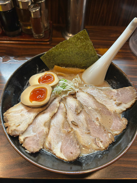 「味玉チャーシュー麺（1350円）+生ビール（650円）」@ラーメン長山の写真