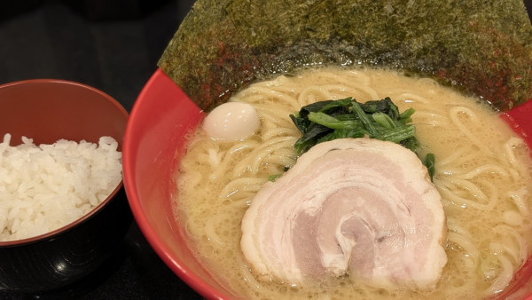 「醤油 900円」@横浜家系ラーメン 赤家 北浦和店の写真