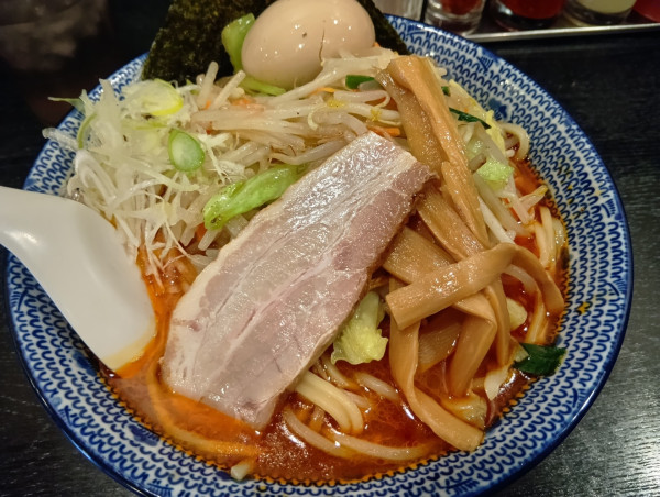 「野菜ラーメン大盛　3辛　煮玉子」@大勝軒 まるいち 新宿東南口店の写真