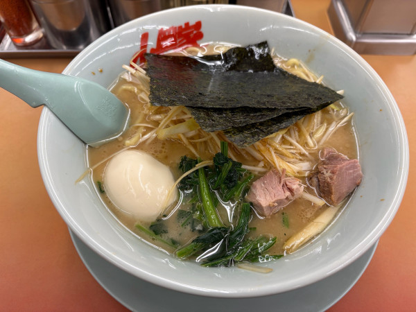 「醤油ネギラーメン+煮卵+餃子」@ラーメン山岡家 厚木店の写真