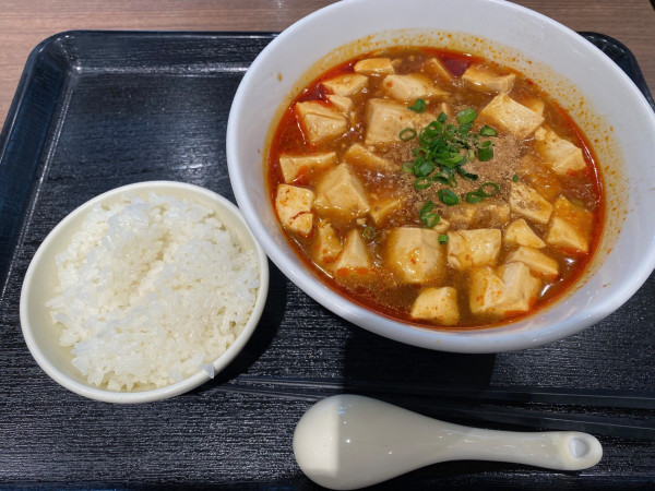 「うま辛麻婆麺（１０５０円）＋小ライス１８０円」@南国酒家 広東麺飯房 守谷サービスエリア店の写真