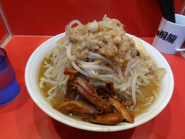 「ラーメン千円野菜アブラニンニクほぐし豚」@麺屋 桐龍の写真