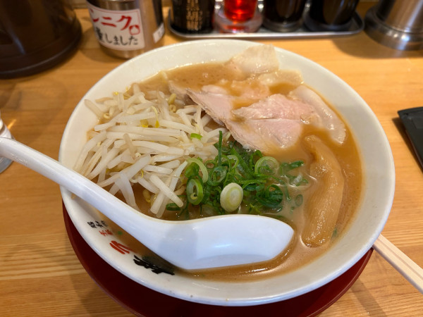 「ラーメン（並）740円➕もやしトッピング130円」@ラーメン横綱 三条河原町店の写真