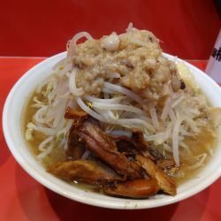 ラーメン千円野菜アブラニンニクほぐし豚