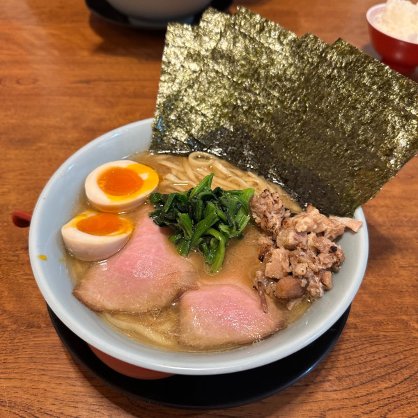 「豪華なやつ」@家系ラーメン 薩摩家の写真