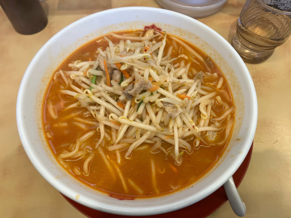 「秘伝の辛味噌ラーメン 大盛り(640円＋80円)」@中華食堂 日高屋 千駄ヶ谷店の写真