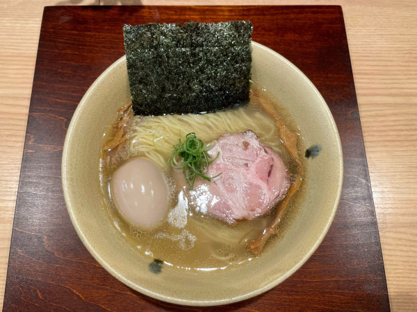 「塩そば(味玉入り)¥1,600 炭火つるし焼豚茶飯(¥680)」@Ramen にじゅうぶんのいちの写真