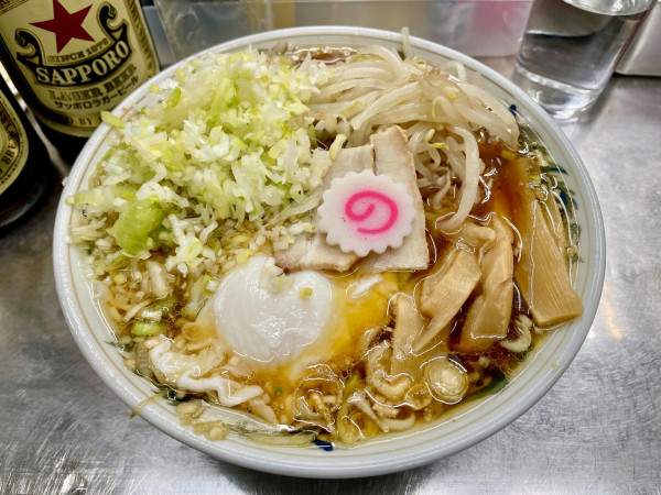 「サッポロ赤星２本＋もやしピーマン竹の子皿→ラーメン半熟卵細葱」@中華そば みたかの写真